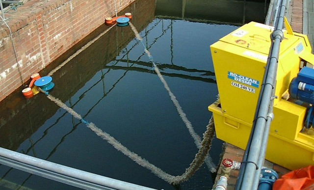 海上常用溢油应急处理设备及处理剂